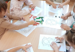Dzieci podczas wykonywania pracy plastycznej związanej z bezpieczeństwem