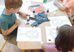 Dzieci podczas wykonywania pracy plastycznej związanej z bezpieczeństwem