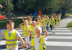 Dzieci przechodzą przez jezdnię w wyznaczonym miejscu