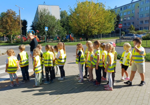 Przedszkolaki podczas spaceru obserwują drogę i najbliższe otoczenie