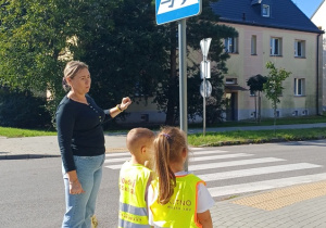 Dzieci podczas spaceru rozpoznają poznane znaki drogowe
