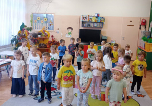 Grupa dzieci stoi na środku sali.