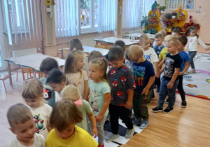 Dzieci przechodzą przez przejście dla pieszych.