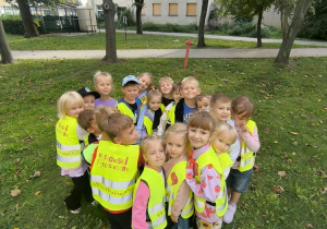 Dzieci prezentują zebrane odpady.