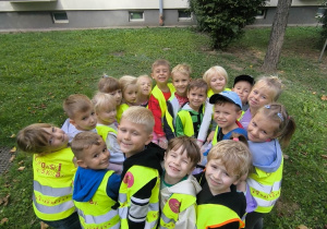 Dzieci prezentują zebrane odpady.