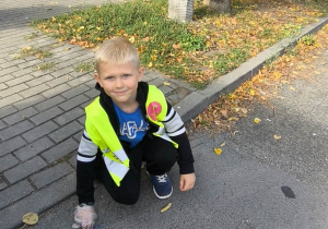 Dziecko zbiera odpady.
