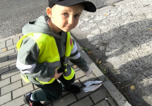 Dziecko zbiera odpady.
