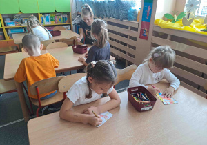 Dziewczynki tworzą ilustracje zabawek
