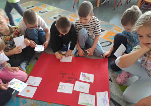 Dzieci tworzą ilustracje zabawek i wspólną pracę plastyczną