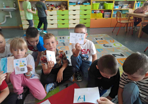 Dzieci prezentują swoje ilustracje