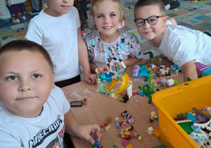 Dzieci układają klocki lego
