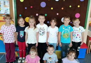Dzieci na tle kropkowej tablicy