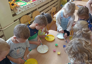 Dzieci eksperymentują z barwnikami i olejem