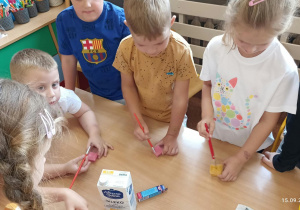 Dzieci mieszają mleko z barwnikami