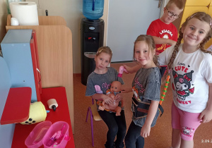 Dzieci bawią się w strefie fryzjersko-kosmetycznej