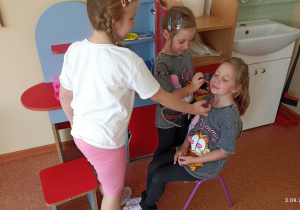 Dziewczynki bawią się w strefie fryzjersko-kosmetycznej
