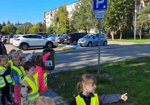 Dzieci pokazują ręką napotkane znaki drogowe