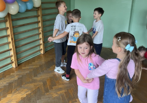 Dzieci uczestniczą w zabawach ruchowych