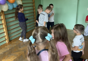 Dzieci bawią się i tańczą wspólnie podczas Dnia Przedszkolaka