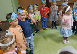 Chłopcy i dziewczynki tańczą.
