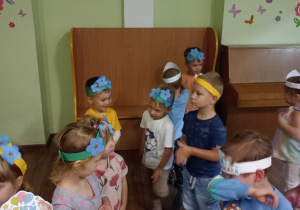 Przedszkolaki tańczą w rytm muzyki.