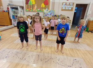Malowanie stopami- sensoryczna przygoda Poziomek