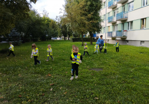 Dzieci podczas akcji "Sprzątanie świata"