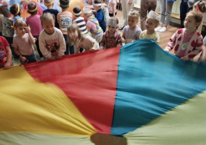 Dzieci podczas wspólnej zabawy z okazji Dnia Przedszkolaka