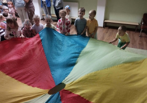 Dzieci podczas wspólnej zabawy z okazji Dnia Przedszkolaka