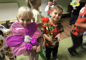 Dzieci podczas wspólnej zabawy z okazji Dnia Przedszkolaka