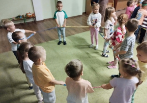 Dzieci podczas wspólnej zabawy z okazji Dnia Przedszkolaka