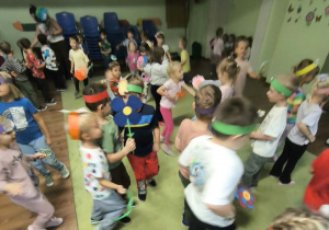 Dzieci podczas wspólnej zabawy z okazji Dnia Przedszkolaka