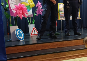 Policjantki prowadzą dla dzieci spotkanie o bezpieczeństwie i zasadach ruchu drogowego