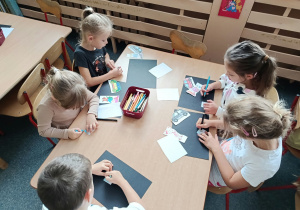 Dzieci wykonują pracę plastyczną "Przejście dla pieszych"