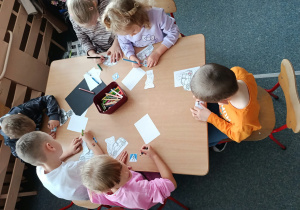 Dzieci wykonują pracę plastyczną "Przejście dla pieszych"