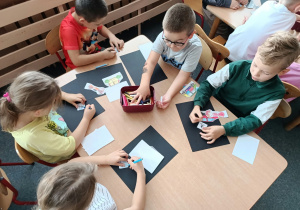 Dzieci wykonują pracę plastyczną "Przejście dla pieszych"