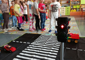 Zabawa symulacyjna w klasie "przechodzimy przez ulicę"