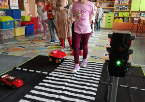 Zabawa symulacyjna w klasie "przechodzimy przez ulicę"