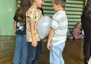 Dzieci biorą udział w zabawie ruchowej z balonami