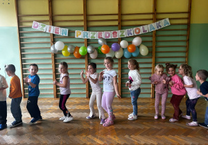 Dzieci biorą udział w pląsach z pokazywaniem
