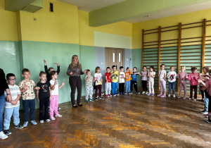 Dzieci biorą udział w pląsach z pokazywaniem