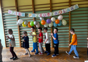 Dzieci biorą udział w pląsach z pokazywaniem