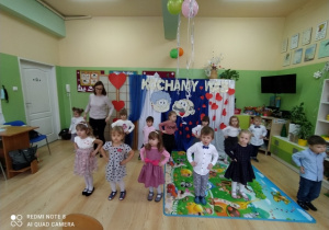 Dzieci tańczą do piosenki "Czacza dla Babi i Dziadka"