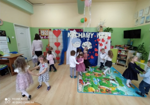 Dzieci tańczą w parach do piosenki "Czacza dla Babi i Dziadka"