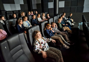 Dzieci podczas seansu filmowego w kinie