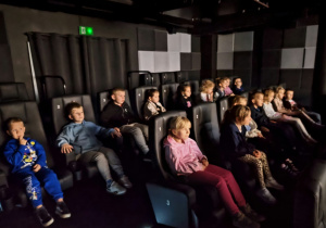 Dzieci podczas seansu filmowego w kinie