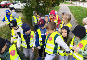 Dzieci zbierają śmieci z pobliskich ulic i trawników