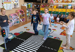 Dzieci ćwiczą w sali przedszkolnej przechodzenie przez ulicę