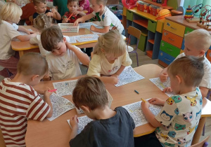 Dzieci uczestniczą w warsztatach.