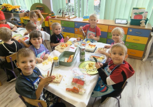 Dzieci przygotowują sałatki.